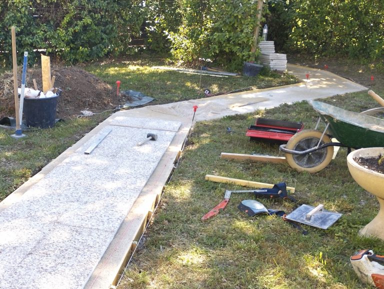 Chantier d'aménagement extérieur en cours : dalle et terrasse, Achillea Paysage